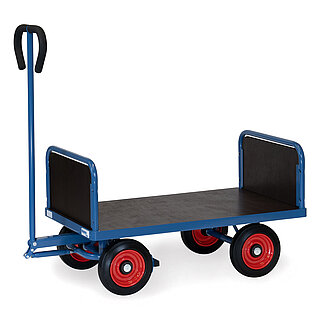 ein blauer FETRA® Handwagen mit 2 Stirnwänden, Vollgummi-Bereifung und brauner Ladefläche auf weißem Hintergrund