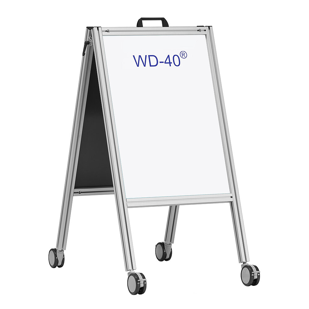 ein mobiler aufklappbarer Werbeaufsteller aus Aluminiumprofil auf vier großen feststellbaren Lenkrollen mit eingelegtem DIN A 2 Werbeausdruck mit blauer WD-40® Beschriftung, freigestellt auf weißem Hintergrund