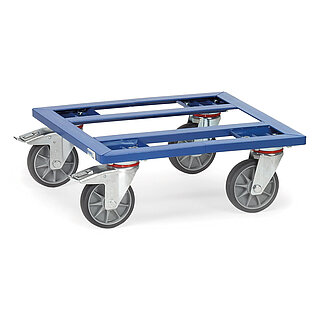 ein blauer FETRA® Kistenroller aus geschweißtem Profilstahl mit tiefliegender offener Plattform mit zwei Längsstreben und vier Lenkrollen, die hinteren feststellbar, freigestellt auf weißem Hintergrund