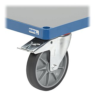 Detailansicht eines blauen FETRA® Plattformwagens aus Profilstahl mit Steckloch an der Ecke, hellgrauem Einlegeboden aus Hart-PVC, einer feststellbaren Lenkrolle mit dunkelgrauer TPE-Bereifung auf Metallfelge mit Sternmuster und darüberliegendem, verzinktem Feststellhebel, freigestellt auf weißem Hintergrund