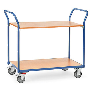 ein blauer FETRA® Magazinwagen aus Stahlrohr mit zwei Plattformen aus hellem Holz, nach hinten gebogenen Schiebebügeln vorne und hinten, zwei Bockrollen vorne und zwei Lenkrollen hinten, freigestellt auf weißem Hintergrund