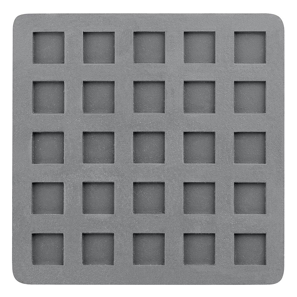 ein kleines hellgraues quadratisches Elastomer-Formstück in der Ansicht von unten mit 25 kleinen quadratischen Profilvertiefungen auf weißem Hintergrund