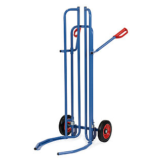 eine blaue FETRA® Reifenkarre aus Stahlrohr mit Vollgummi-Bereifung, großen geschwungenen Spreizaufnahmebügeln an der Vorderseite und roten Handgriffen, auf weißem Hintergrund