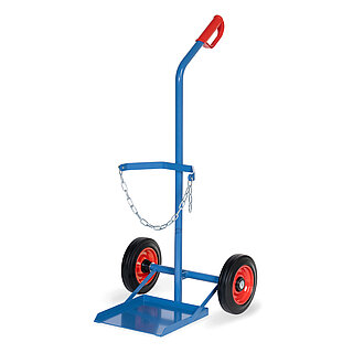 eine blaue FETRA® Karre aus Stahlrohr für Transport von Stahlflaschen sehr großer Durchmesser, mit dreiseitig umrandeter Ladeschaufel, Vollgummi-Bereifung auf roten Felgen, rotem Handgriff auf nach hinten geknicktem Schiebebügel und Kettensicherung für die Gasflasche, freigestellt auf weißem Hintergrund