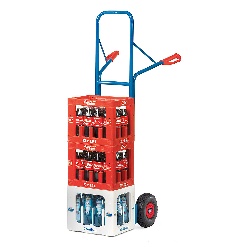 eine hohe blaue FETRA® Stapelkarre aus doppeltem Stahlrohr mit Luftbereifung, roten Handgriffen und beladen mit Getränkekisten auf weißem Hintergrund