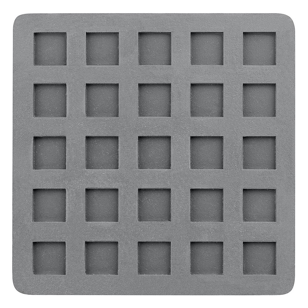 ein kleines hellgraues quadratisches Elastomer-Formstück in der Ansicht von unten mit kleinen quadratischen Profilvertiefungen auf weißem Hintergrund