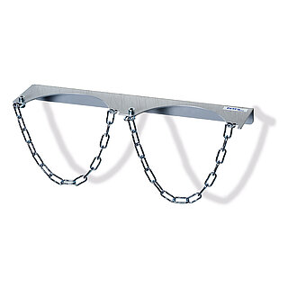 eine verzinkte FETRA® Wandhalterung für die umfallgesicherte aufrechte Lagerung von zwei parallel gestellten Stahlflaschen durch jeweilige Kettensicherung, freigestellt auf weißem Hintergrund