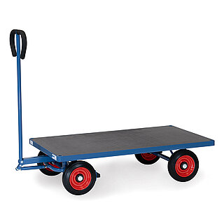 ein blauer 2-achsiger FETRA® Handwagen mit Lenkdeichsel, flacher brauner Ladeplattform aus Holz und Vollgummi-Bereifung auf weißem Hintergrund