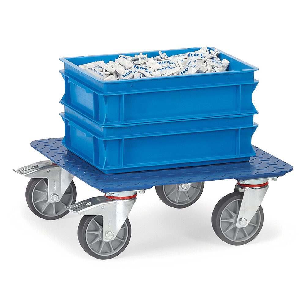 ein blauer FETRA® Kistenroller mit tiefliegender rechteckiger Plattform aus stabilem Blech mit gekreuzter Tränen-Profilierung und abgerundeten Ecken, darunter vier Lenkrollen, die hinteren feststellbar, und beladen mit zwei blauen Kunststoffkisten mit grauen Plastikteilen, freigestellt auf weißem Hintergrund