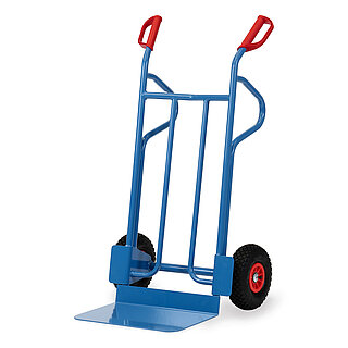 eine blaue FETRA® Sackkarre aus Stahlrohr mit Luftbereifung, Stützkufen für Horizontallage, großer Ladeschaufel und roten Handgriffen auf weißem Hintergrund