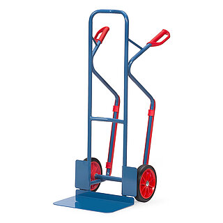 eine blaue FETRA® Stapelkarre aus Stahlrohr mit Vollgummibereifung, breiter Ladeschaufel, aufgesteckten Kunststoffgleitkufen und roten Handgriffen auf weißem Hintergrund