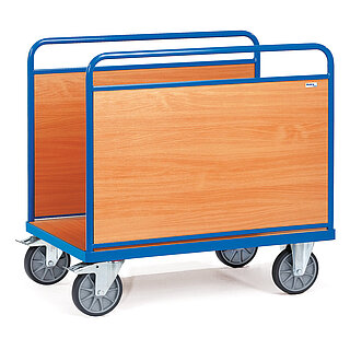 ein blauer FETRA® Plattformwagen aus Profilstahl mit zwei längs verlaufenden mit Stahlrohr eingefasssten Wänden aus hellem Holz, hellem Holzboden, zwei Bockrollen vorne und zwei feststellbaren Lenkrollen hinten, freigestellt auf weißem Hintergrund