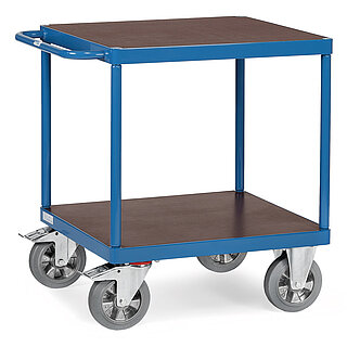 ein blauer FETRA® Tischwagen für schwere Lasten mit zwei Etagen und braunen Bodenplatten auf weißem Hintergrund