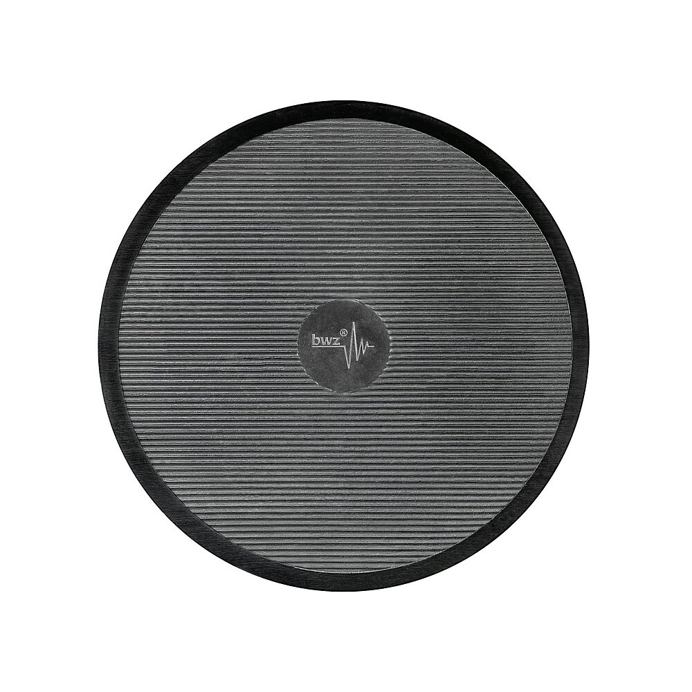 Unterseite eines runden Maschinenfußes aus schwarzem Kunststoff mit 80 mm Durchmesser, schwarzem Elastomer aus Nitrilkautschuk NBR für Gleitschutz mit feinen horizontal verlaufenden Profilrillen und mittigem Logo der Firma bwz Schwingungstechnik, freigestellt auf weißem Hintergrund