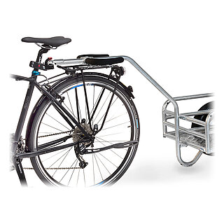 Detailansicht eines Fahrrades mit einem angekoppelten FETRA® Handwagen aus Aluminium auf weißem Hintergrund