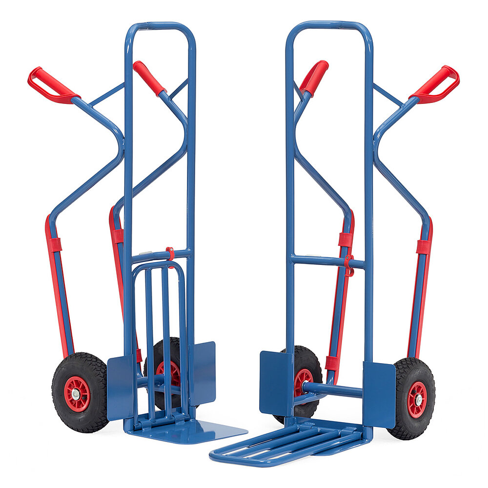 zwei blaue FETRA® Paketkarren mit Luftbereifung, 1 x ausgeklappte Stahlrohr-Ladeschaufel, 1 x hochgeklappte Stahlrohr-Ladeschaufel, geschwungene Stützkufen für Horizontallage und rote Handgriffe auf weißem Hintergrund