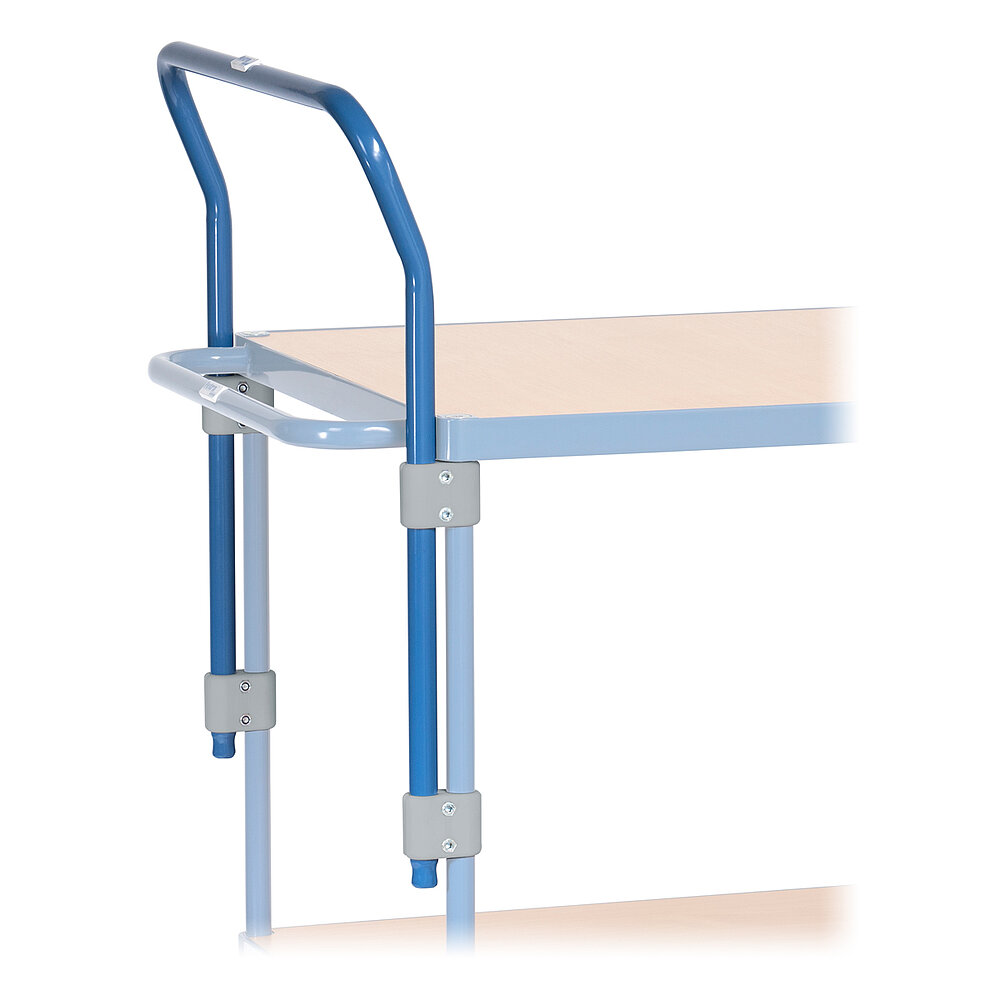ein blauer höhenverstellbarer FETRA® Schiebebügel aus Stahlrohr mit verzinkten Montageschellen, montiert an der Rückseite eines FETRA® Tischwagens mit hellen Holzeinlegeböden, freigestellt auf weißem Hintergrund