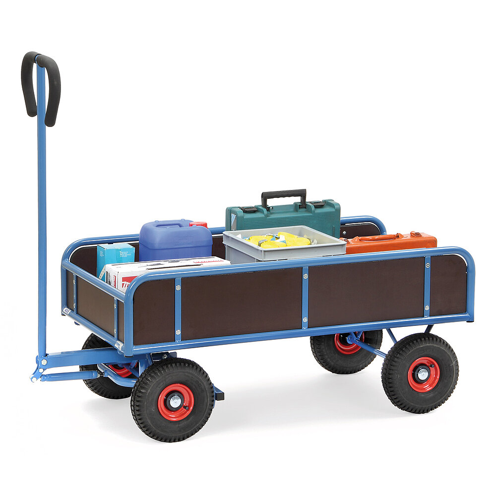 ein blauer 2-achsiger FETRA® Handwagen mit langer Lenkdeichsel mit Handgriff, 4 braunen Seitenwänden, Luftbereifung und beladen mit Arbeitsutensilien auf weißem Hintergrund