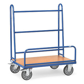 ein blauer FETRA® Plattenwagen für einseitige Anlage mit hellbrauner Plattform und seitlichen fest installierten Rohrbügeln auf weißem Hintergrund