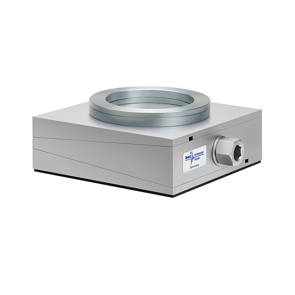 aus Ober-, Mittel- und Unterteil bestehender, quadratischer, höhenverstellbarer Maschinenschuh aus plangefrästem Metall, eingestellt auf mittlere Höhe, silber-grau lackiert, mit keilförmigem Mittelteil mit mittig auf der Seite platzierter Sechskantschraube zur Höhenverstellung, einer aus zwei sphärischen, gerade aufeinander liegenden Metallringen bestehenden Winkelkalotte auf dem Oberteil und dünnem, schwarzem Elastomer ohne Profilierung für Gleitschutz unten, freigestellt auf weißem Hintergrund