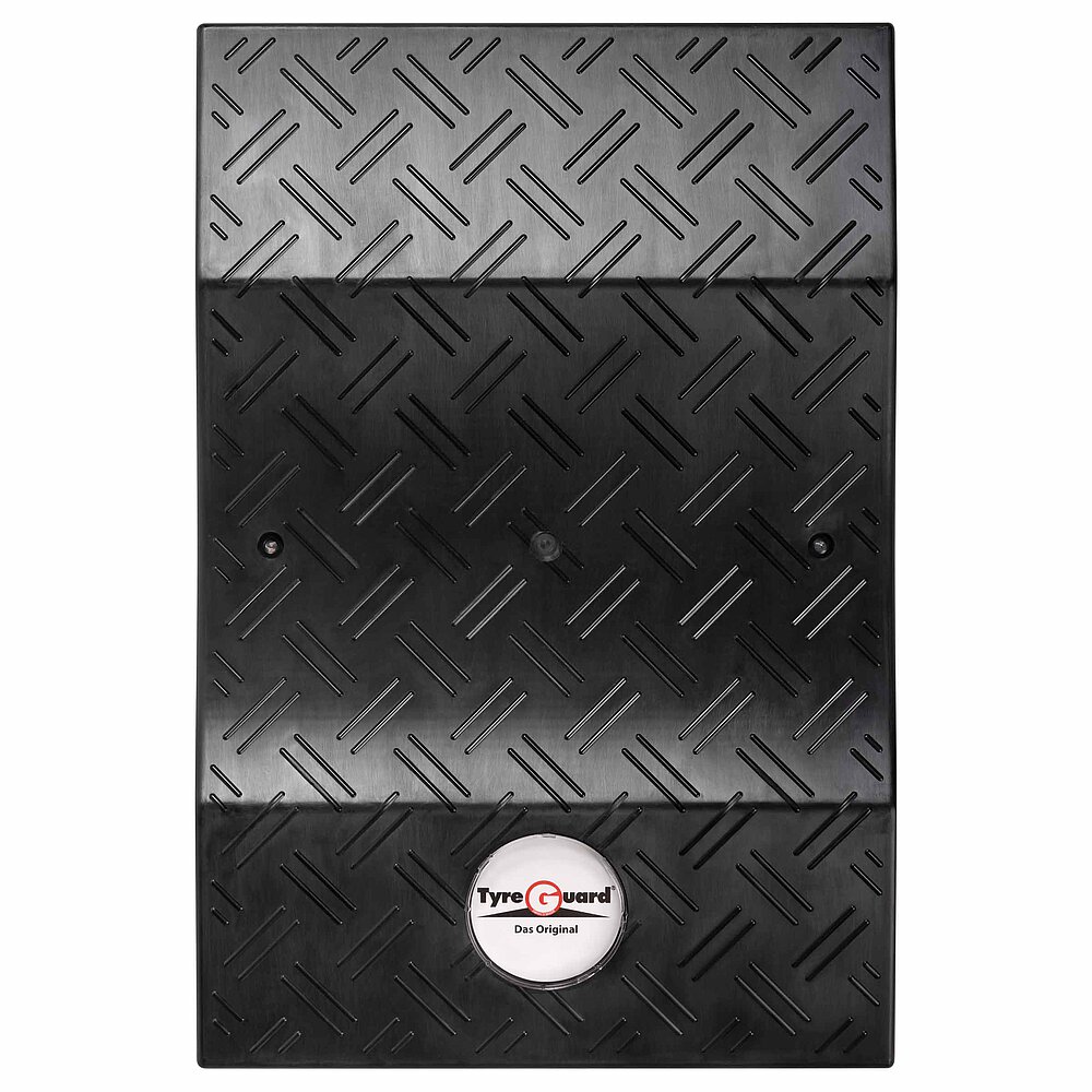ein schwarzer Reifenschoner aus Kunststoff der Marke TyreGuard® in Hochkantansicht, freigestellt auf weißem Hintergrund