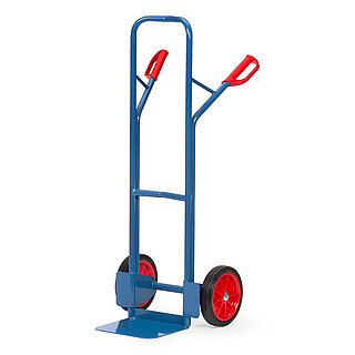 eine blaue FETRA® Stapelkarre aus doppeltem Stahlrohr mit Vollgummibereifung, Ladeschaufel und roten Handgriffen auf weißem Hintergrund