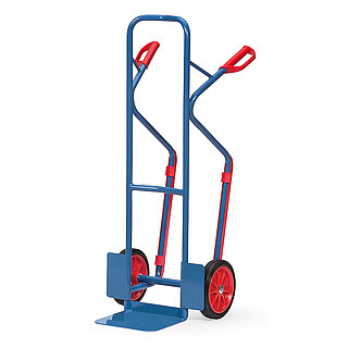 eine blaue FETRA® Stapelkarre aus Stahlrohr mit Vollgummibereifung, Ladeschaufel, aufgesteckten Kunststoffgleitkufen und roten Handgriffen auf weißem Hintergrund