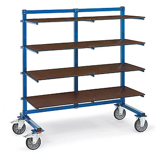 ein blauer FETRA® Tragarmwagen mit vier Etagen und braunen Holzeinlegeplatten auf weißem Hintergrund