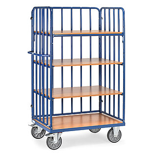 ein hoher blauer FETRA® Etagenwagen mit Schiebebügel, vier hellen Etagen-Holzböden mit viel Etagenabstand zueinander, an drei Seiten vertikal verlaufenden Gitterstäben aus Metall, zwei Bockrollen vorne und zwei feststellbaren Lenkrollen hinten, freigestellt auf weißem Hintergrund