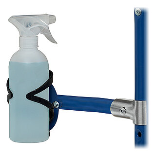 eine blaue FETRA® Flaschenhalterung aus Stahlrohr mit verzinkter Montageschelle, verstellbarer Halteklammer aus schwarzem Kunststoff und bestückt mit einer Sprühflasche mit bläulichem Inhalt, freigestellt auf weißem Hintergrund