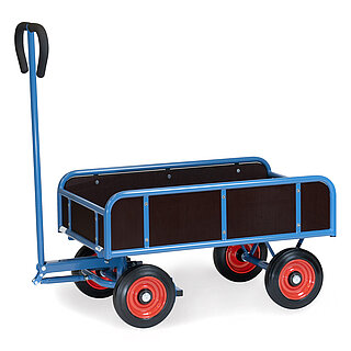 ein blauer 2-achsiger FETRA® Handwagen mit langer Lenkdeichsel, 4 schwarzen Seitenwänden und Vollgummi-Bereifung auf weißem Hintergrund