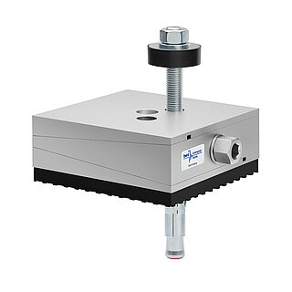 a square, height-adjustable machine mount made of precision-milled metal, adjusted in middle position, consisting of top, middle and bottom part lacquered in silver colour, with the wedge-shaped middle part featuring a protruding centered hexagonal screw for height adjustment, two holes for fastening screws in the top part, a fastening screw passing through the bottom part and sticking out on top with a screwhead isolation disc at the top screw end, a medium-thick black elastomer with structured surface for vibration isolation at the bottom and below, a zinc-galvanized ground dovel, isolated on white background