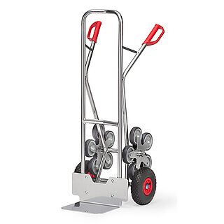 eine silberfarbene FETRA® Treppenkarre aus Aluminium-Stahlrohr mit fünfarmigem Radstern, Ladeschaufel und roten Handgriffen auf weißem Hintergrund