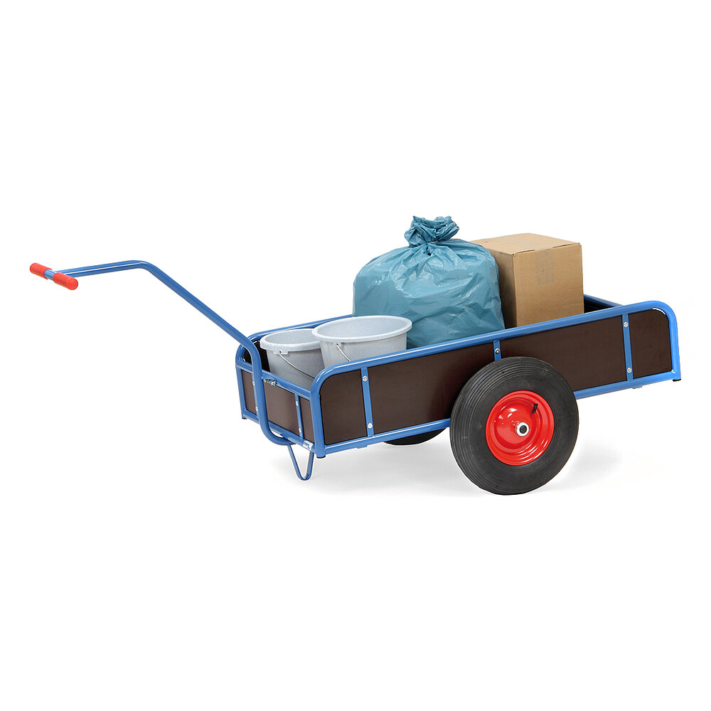 ein blauer FETRA® Handwagen mit starrer Deichsel, 4 braunen Seitenwänden, Luftbereifung und beladen mit Utensilien auf weißem Hintergrund