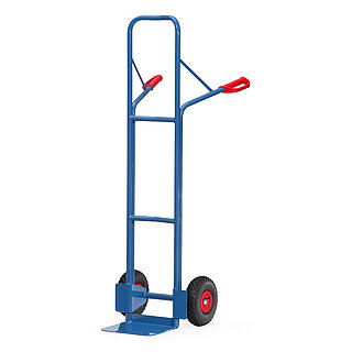 eine hohe blaue FETRA® Stapelkarre aus doppeltem Stahlrohr mit Luftbereifung, Ladeschaufel und roten Handgriffen auf weißem Hintergrund