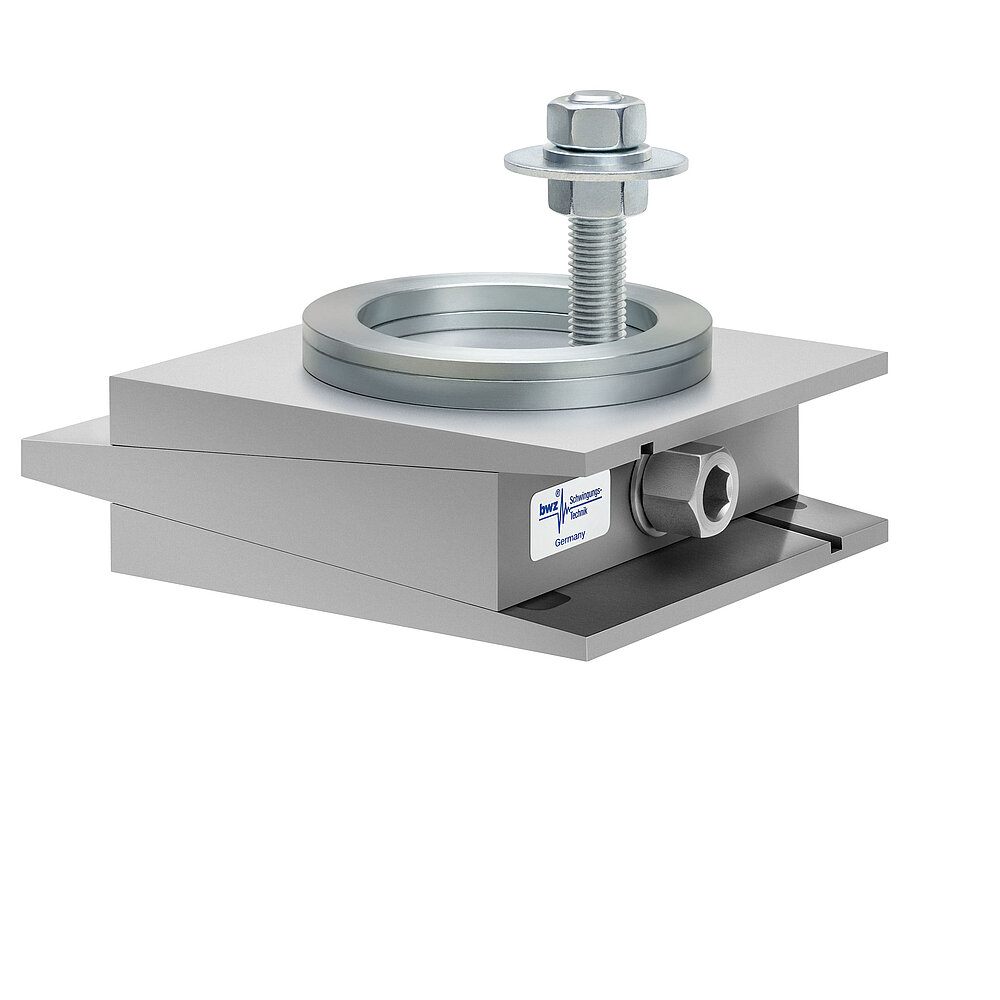 aus Ober-, Mittel- und Unterteil bestehender, quadratischer, höhenverstellbarer Maschinenschuh aus plangefrästem Metall, eingestellt auf maximale Höhe, silber-grau lackiert, mit keilförmigem Mittelteil mit mittig auf der Seite platzierter Sechskantschraube zur Höhenverstellung, einer aus zwei sphärischen, gerade aufeinander liegenden Metallringen bestehenden Winkelkalotte auf dem Oberteil und einer im Unterteil verschraubten Befestigungsschraube, freigestellt auf weißem Hintergrund
