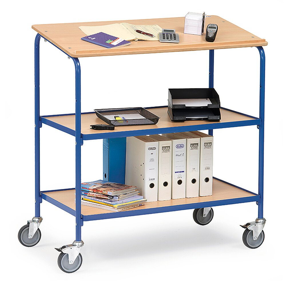 ein blaues FETRA® Rollpult mit 2 Ablageflächen, schräger Pultfläche und Büromaterialien auf weißem Hintergrund