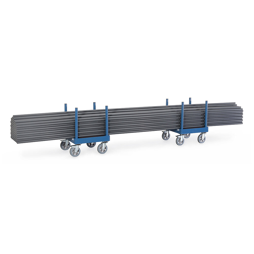 zwei blaue quadratische FETRA® Rollwagen mit je vier vertikalen Rohren an den Ecken und beladen mit einem langen grauen Rohrbündel auf weißem Hintergrund