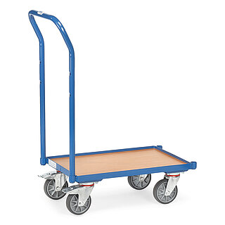 ein blauer FETRA® Rollwagen für Eurokästen mit Holzplattform und Schiebebügel auf weißem Hintergrund