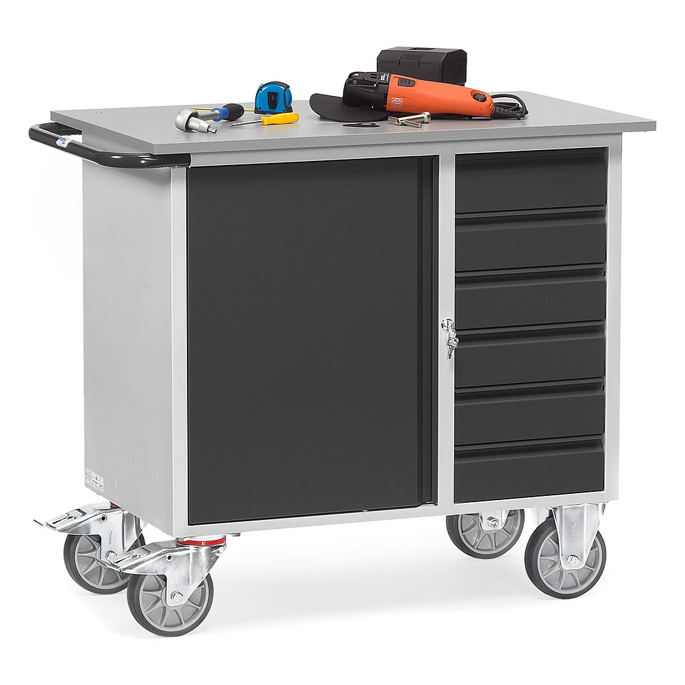 ein grauer FETRA® Werkstattwagen mit Schrank, Schubladen und verschiedenen Werkzeugen auf weißem Hintergrund