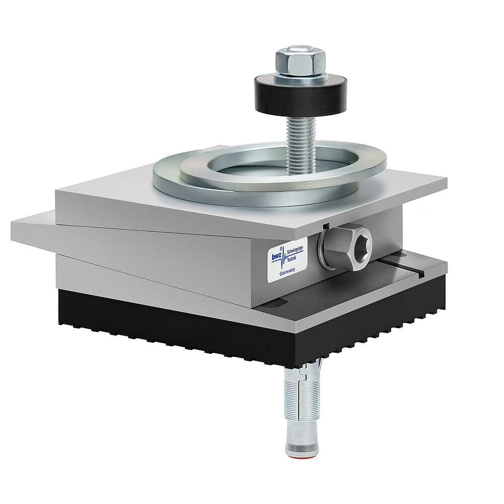 aus Ober-, Mittel- und Unterteil bestehender, quadratischer, höhenverstellbarer Maschinenschuh aus plangefrästem Metall, eingestellt auf maximale Höhe, silber-grau lackiert, mit keilförmigem Mittelteil mit mittig auf der Seite platzierter Sechskantschraube zur Höhenverstellung, einer aus zwei sphärischen, versetzt aufeinander liegenden Metallringen bestehenden Winkelkalotte auf dem Oberteil, einer durch das Unterteil durchgehenden, nach oben herausragenden Befestigungsschraube mit Isolierscheibe, dickem, schwarzem Elastomer mit Profilierung zur Schwingungsisolierung unten und darunter ein verzinkter Dübel zur Bodenbefestigung, freigestellt auf weißem Hintergrund