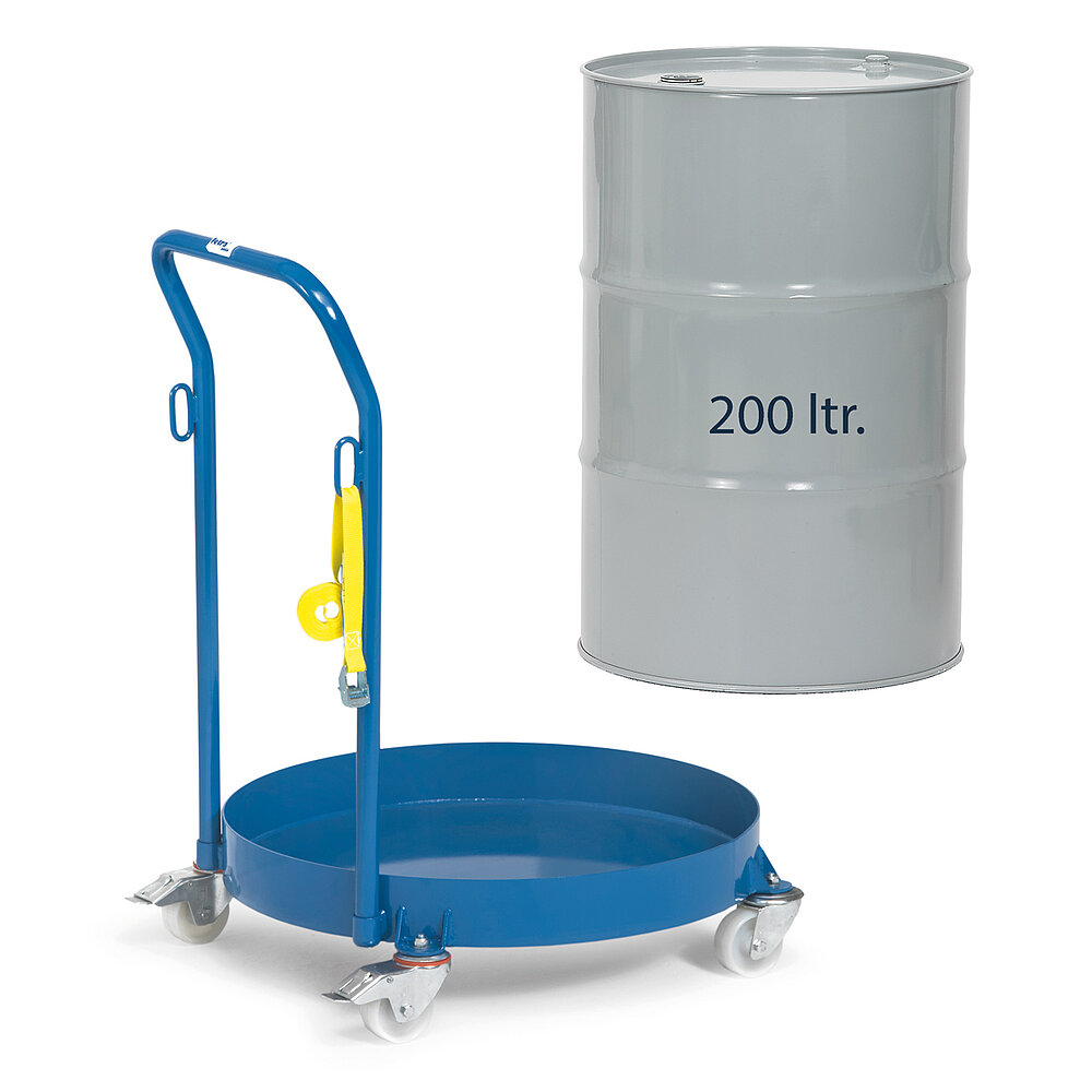 ein blauer runder FETRA® Fassroller aus Stahlband mit zwei Lenkrollen und zwei feststellbaren Lenkrollen aus weißem Polyamid, mit vollflächigem Bodenblech für 200 Liter Fässer, angeschraubtem Rohrschiebebügel und gelbem Zurrgurt, dahinter ein graues Metallfass mit 200 Litern, freigestellt auf weißem Hintergrund