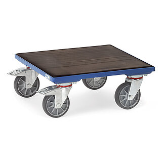 ein blauer FETRA® Kistenroller aus geschweißtem Profilstahl mit tiefliegender bündig eingepasster Plattform, bespannt mit schwarzem Riefengummi und vier Lenkrollen, die hinteren feststellbar, freigestellt auf weißem Hintergrund