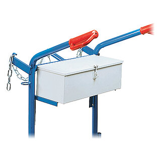 Detailaufnahme eines grauen abschliessbaren FETRA® Werkzeugkastens aus Metall, montiert auf einer blauen FETRA® Stahlflaschenkarre aus Stahlrohr mit roten Hangriffen, freigestellt auf weißem Hintergrund