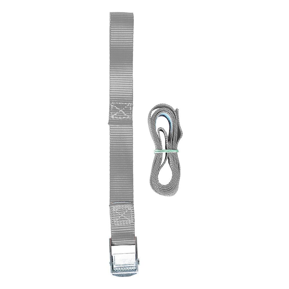 ein zweiteiliger, silbergrauer FETRA® Spanngurt aus Textilband, mit eingenähten, verzinkten Spannschnallen, der linke Teil ausgelegt, der rechte Teil aufgerollt, freigestellt auf weissem Hintergrund  