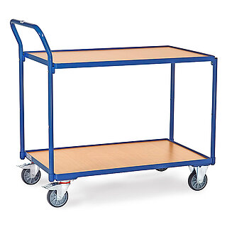 ein länglicher blauer FETRA® Tischwagen aus Stahlrohr und Profilstahl mit zwei Etagen, nach hinten gebogenem Schiebebügel, hellen Holzeinlegeböden, zwei Bockrollen vorne und zwei feststellbaren Lenkrollen hinten, freigestellt auf weißem Hintergrund