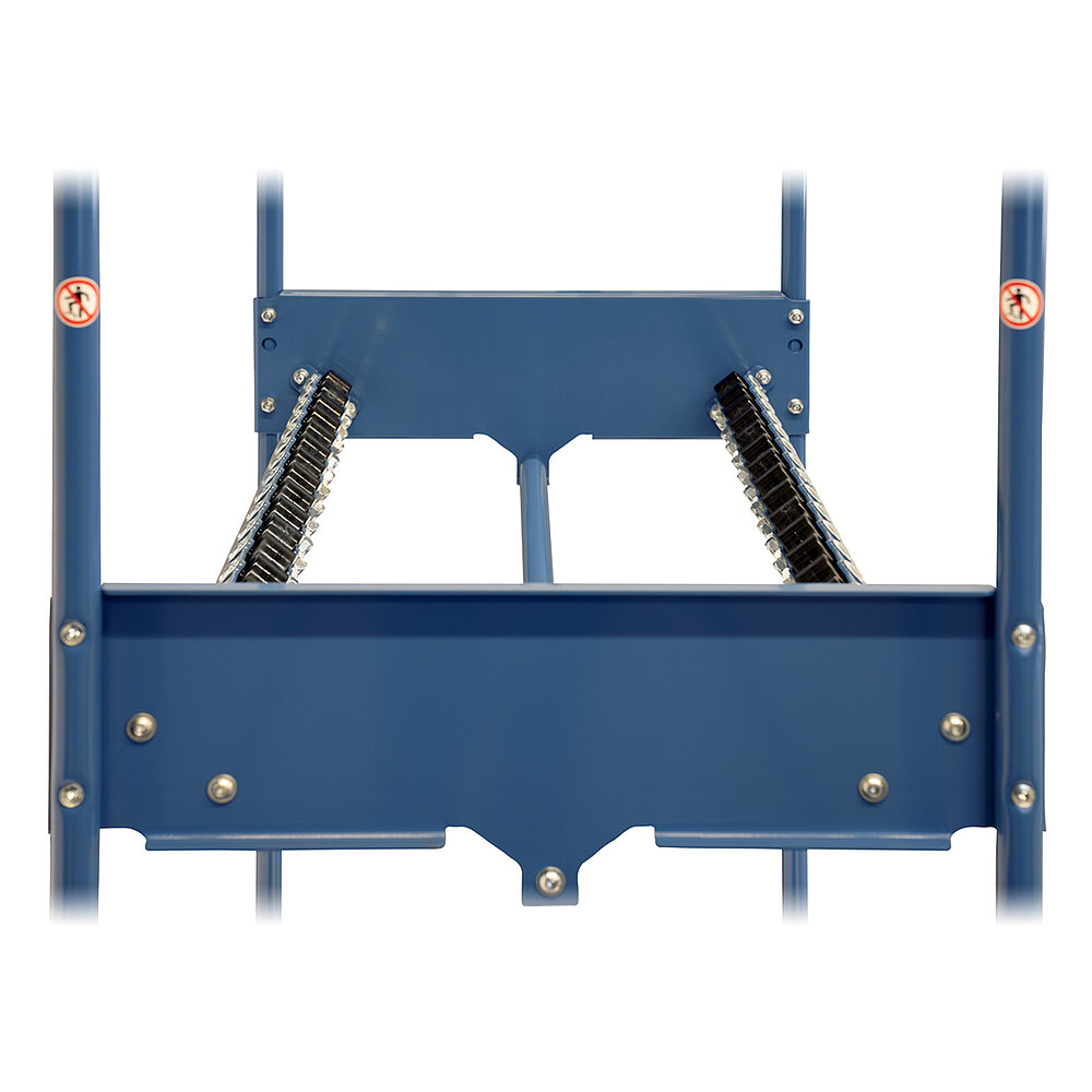 Detailaufnahme einer zweigleisigen Rollenbahn in einem blauen FETRA® Reifenkommissionierwagen, auf weißem Hintergrund