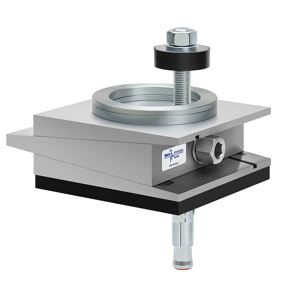 aus Ober-, Mittel- und Unterteil bestehender, quadratischer, höhenverstellbarer Maschinenschuh aus plangefrästem Metall, eingestellt auf maximale Höhe, silber-grau lackiert, mit keilförmigem Mittelteil mit mittig auf der Seite platzierter Sechskantschraube zur Höhenverstellung, einer aus zwei sphärischen, gerade aufeinander liegenden Metallringen bestehenden Winkelkalotte auf dem Oberteil, einer durch das Unterteil durchgehenden, nach oben herausragenden Befestigungsschraube mit Isolierscheibe, mitteldickem, schwarzem Elastomer ohne Profilierung zur passiven Schwingungsisolierung unten und darunter ein verzinkter Dübel zur Bodenbefestigung, freigestellt auf weißem Hintergrund