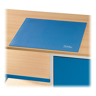 eine blaue quadratische Schreibunterlage aus Kunststoff auf der hellen oberen Holztischplatte eines blauen FETRA® Wagens mit Schranktüre