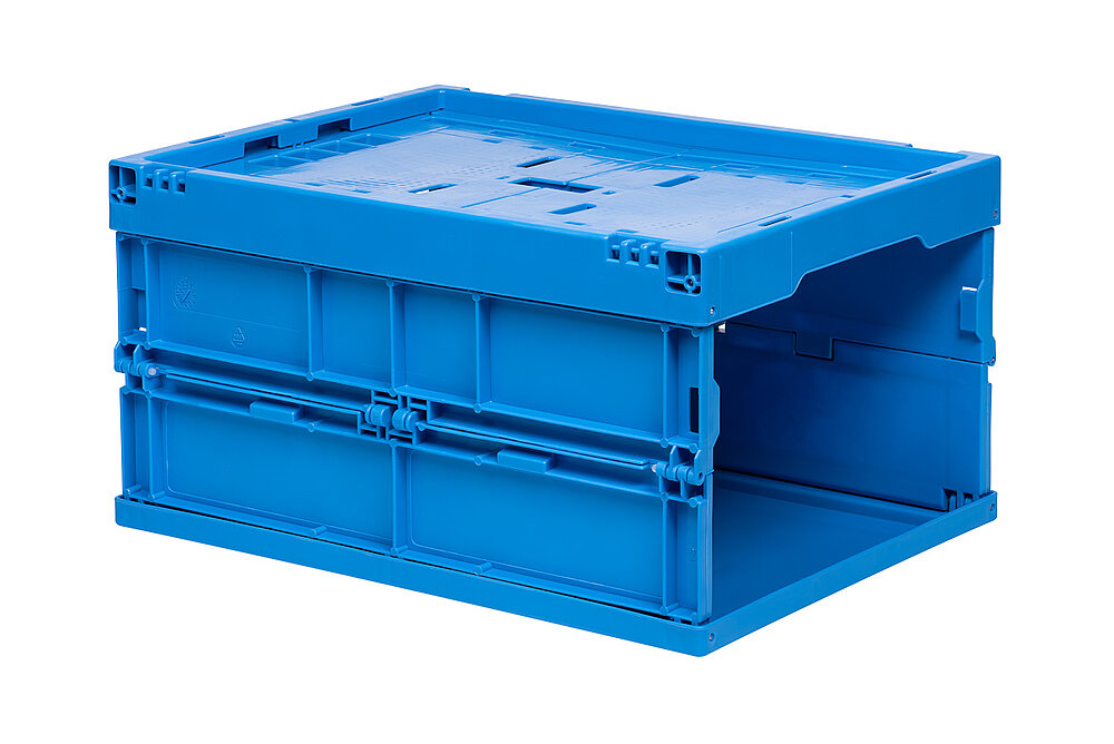 eine blaue Faltbox aus Kunststoff mit beiden Stirnseiten eingeklappt, freigestellt auf weißem Hintergrund